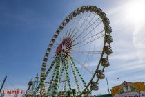 Riesenrad Bellevue von Bruch - Die Düsseldorfer Rheinkirmes ist für das Bellevue immer ein Heimspiel. Für das Bruch Logo gibt es dann auch das passende Fortuna 95 Mützchen. • © ummet-eck.de / christian schön