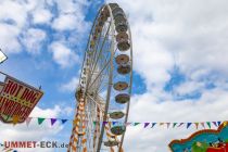 Das Riesenrad mit den offenen Gondeln ist ungefähr 50 Meter hoch. • © ummet-eck.de - Silke Schön