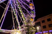 Riesenrad Around the World (Langhoff-Hans) - Bilder 2023 - ... und mit sehr dekorativer Schnee-Tanne. • © ummet-eck.de - Schön