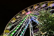 Das Riesenrad auf dem [e:12503::Lüdenscheider Weihnachtsmarkt 2023:]. • © ummet-eck.de - Schön