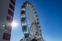 Riesenrad (Scheidacher-Kaiser) - Bilder 2023 - Dieses 38 Meter hohe Riesenrad gehört zum Schaustellerbetrieb Scheidacher-Kaiser. Hersteller ist die Firma Mondial.
 • © ummet-eck.de / kirmesecke.de