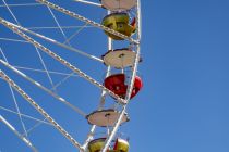 Riesenrad Colossus (Göbel) - Bilder 2023 -  Maximal sechs Personen finden in einer der offenen Gondeln Platz.  • © ummet-eck.de / kirmesecke.de