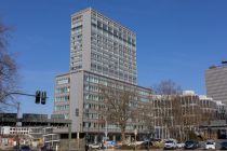 Seit 2015 steht das Gebäude unter Denkmalschutz. Sonst wäre es wohl auch nicht mehr vorhanden, denn die umfangreiche Sanierung in den Jahren 2016 und 2017 wäre ohne Förderungen wahrscheinlich nicht wirtschaftlich gewesen. Wie das endet, hat man ja im Jahr 2021 bei der benachbarten RWE Zentrale aus den 80er Jahren gesehen. • © ummet-eck.de / christian schön