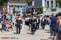 Nach Abholung der Gastvereine und Gastgruppen geht es zum zweiten Mal am Alter Markt in Attendorn vorbei. • © ummet-eck.de / christian schön