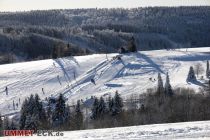 Skilifte Tenne - Im Bereich Tenne in Neuastenberg gibt es insgesamt zwei Schlepplifte und ein Förderband. Das Förderband ist auch für Rodler nutzbar, die direkt daneben auch einen Rodelhang finden. Vom Westhanglift aus geht es über eine leichte Abfahrt dorthin hinunter. Oder aber man parkt direkt unten am Großraumparkplatz. • © ummet-eck.de / christian schön