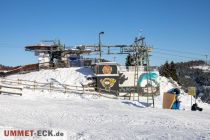 Osthangbahn und Schlepplift Obere Postwiese - Zentrale Hauptanlage im Gebiet ist die Osthangbahn. Im Vordergrund hier noch der Schlepplift Obere Postwiese, der vor allem von Anfängern auch gerne genutzt wird. Auch im Rahmen der Skischule. • © ummet-eck.de / christian schön