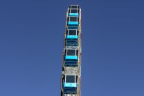 Sky Lounge Wheel (Bruch) - Riesenrad - Bilder - Acht Personen passen in eine der 40 blauen, außen hängenden und geschlossenen Gondeln. Dann geht es hinauf auf eine Höhe von bis zu 58 Metern - eine tolle Aussicht ist Dir garantiert.  • © ummet-eck.de / kirmesecke.de