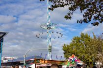 Ein Teil der Kirmes befindet am Bahnhof, darunter auch der Bayerntower. • © ummet-eck.de - Schön