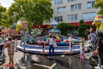 Selbst die Höhe steuern können die Kinder in diesem Karussell am Marktplatz in Opladen. • © ummeteck.de - Silke Schön