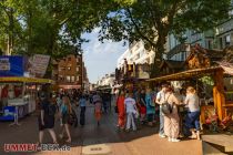 Fußgängerzone Opladen - In der Fußgängerzone gibt es weitere Buden zum Essen und Trinken, dazu einen Trödelmarkt und Verkaufsstände. • © ummeteck.de - Silke Schön