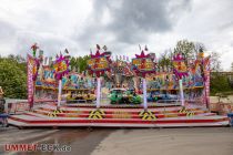 Steinert-Kirmes 2023 - Break Dancer No. 2 (Dreher/Vespermann) - Am Dienstag (16.05.) ist vergünstigter Familientag (50% Ermäßigung an allen Fahrgeschäften, 20% Ermäßigung an allen übrigen Ständen und Spielgeschäften), auch hier am Break Dancer.
 • © ummet-eck.de - Schön