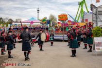 Steinert-Kirmes 2023 - Schottische Pipe-Musik - Zur Segnung des neuen Autoscooters haben die <a href="https://1stsauerland.de/" target="_blank">1st Sauerland Pipes and Drums</a> beigetragen. • © ummet-eck.de - Schön