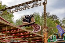 Steinert-Kirmes 2023 - Achterbahn - Time Machine (Buwalda) - Die einzelnen Gondeln der Achterbahn drehen sich zusätzlich. • © ummet-eck.de - Schön