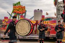 Steinert-Kirmes 2023 - 1st Sauerland Pipes and Drums - Schottische Dudelsack-Musik vor Fahrgeschäften - ein echtes Erlebnis. • © ummet-eck.de - Schön