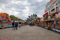 Steinert-Kirmes 2023 - Lüdenscheid - Bilder - Am linken Bildrand steht der Dance Jumper und rechts das Laufgeschäft Mike´s Pitstop. • © ummet-eck.de - Schön