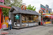 Steinert-Kirmes 2023 - Lüdenscheid - Bilder - Ebenfalls Premiere feiert der Stand Löwen-Brezel, dessen Segnung kurz vor der Eröffnung an 12.05.2023 stattfand.  • © ummet-eck.de - Schön