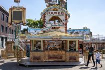 Das Ende der Sterkrader Kirmes am Arnold-Rademacher-Platz wird eindrucksvoll vom 80 Meter hohen Turm des Jules Verne Tower markiert. • © ummet-eck.de / christian schön