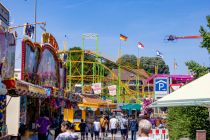 Achterbahn und Fighter - ... Auf dem Neumarkt kommen langsam in Sicht. Und die Eröffnung um 15 Uhr rückt auch näher. • © ummet-eck.de / christian schön