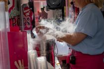 Nitro Pops - Dass man mit flüssigem Stickstoff lustige Sachen machen kann, ist seit dem Chemieunterricht hinlänglich bekannt. Jetzt gehen damit auch Nitro Pops auf der Kirmes. • © ummet-eck.de / christian schön