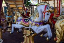 Auf dem wunderschön beleuchteten Karussell ist eine Runde auf den wippenden Pferdchen ein besonderes Highlight, vor allem für Kinder. • © ummet-eck.de / kirmesecke.de