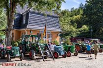 Und so fand am Fahrtag am 21. August 2022 das erste Treckertreffen in Hüinghausen statt. Zahlreiche Traktoren aller Altersklassen und Fabrikate trafen sich am Bahnhof.  • © ummeteck.de - Christian Schön