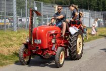 Um etwa 11 Uhr startete der Treckercorso in Hützemert. • © ummet-eck.de / christian schön