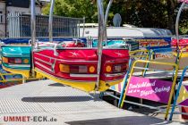 Twister (Dorenkamp-Toni) - Fahrgeschäft - Bilder 2023 - Je zwei Personen können in einer der 14 Gondeln mitfliegen, die jeweils hübsche Schmetterlinge als "Dach" zieren.  • © ummet-eck.de - Schön