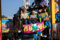 Achterbahn Twister (Kaiser) - Kirmes - Bilder 2023 - Vier Personen passen in eine der fünf drehenden Gondeln des Zuges. • © ummet-eck.de / kirmesecke.de