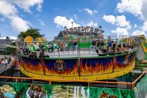 Kesseltanz - Unseren Rundgang über die Voerder Kirmes haben wir am Marktplatz begonnen. Auf der rechten Seite liegt als erstes das Rundfahrgeschäft Kesseltanz. • © ummet-eck.de / christian schön