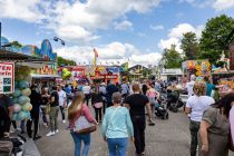 Selbst auf dem an sich noch locker gefüllten Kirmesplatz war für halb fünf am Nachmittag schon echt gut was los. • © ummet-eck.de / christian schön