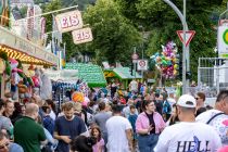 Lindenstraße - Die Voerder Kirmes findet aber nicht nur auf dem Marktplatz statt, sondern erstreckt sich über die Gesamte Lindenstraße bis etwas zur Johanneskirche. • © ummet-eck.de / christian schön