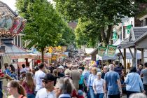 Besucherandrang - Was auf dem Kirmesplatz noch recht luftig war - auf der Lindenstraße war der gute Besuch an diesem schönen Samstagnachmittag doch deutlich sichtbar. • © ummet-eck.de / christian schön