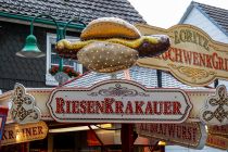 Oder mit ... - ... den absoluten Kirmesklassikern wie eine großen Bratwurst oder nem Steak. • © ummet-eck.de / christian schön