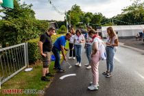 Vorschützenfest der Osterbauernschaft in Willertshagen - In gewohnt herausragender Qualität lackierten die Ehrendamen die Antretemarkierungen auf den Asphalt. • © ummet-eck.de / christian schön