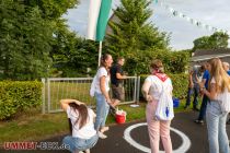 Vorschützenfest der Osterbauernschaft in Willertshagen - In gewohnt herausragender Qualität lackierten die Ehrendamen die Antretemarkierungen auf den Asphalt. • © ummet-eck.de / christian schön