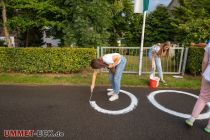 Vorschützenfest der Osterbauernschaft in Willertshagen - In gewohnt herausragender Qualität lackierten die Ehrendamen die Antretemarkierungen auf den Asphalt. • © ummet-eck.de / christian schön