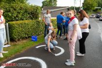 Vorschützenfest der Osterbauernschaft in Willertshagen - In gewohnt herausragender Qualität lackierten die Ehrendamen die Antretemarkierungen auf den Asphalt. • © ummet-eck.de / christian schön