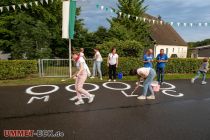 In gewohnt herausragender Qualität lackierten die Ehrendamen die Antretemarkierungen auf den Asphalt. • © ummet-eck.de / christian schön