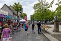 Gestartet haben wir unseren Rundgang am oberen Ende der Hochstraße. Das Stadtfest zieht sich über die gesamte Hochstraße und den Marktplatz. • © ummet-eck.de / christian schön