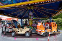 Kurz vor dem Marktplatz gibt es dann ein kombiniertes Auto- und Flugzeugkarussell mit teils schönen älteren Modellen. • © ummet-eck.de / christian schön