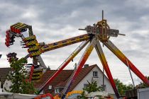 Die wahrscheinlich größte Attraktion ist die Riesenschaukel Projekt 1 vom niederländischen Schausteller Sipkema. • © ummet-eck.de / christian schön