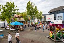 Blick über den Waldbröler Marktplatz. Für Speisen und Getränke ist auf dem Stadtfest reichlich gesorgt. • © ummet-eck.de / christian schön