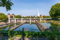 Erstellt wurde die alte Schachtschleuse mit zwei Mal fünf Sparbecken, von denen Du heute noch fünf sehen kannst, die anderen wurden für einen Parkplatz entfernt.  • © ummeteck.de - Christian Schön