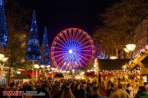 Im Jahr 2022 steht das Riesenrad Gormanns Ostseestern auf dem Weihnachtsmarkt in Duisburg. • © ummeteck.de - Christian Schön