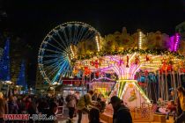 Wellenflieger Duisburger Weihnachtsmarkt - Kettenkarussell und Riesenrad in Duisburg. • © ummeteck.de - Christian Schön