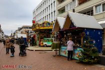 Bergisches Dorf 2022 - Leverkusen-Opladen - Weihnachtsmarkt - Die Stände des Weihnachtsmarktes haben alle einen einheitlichen Look. • © ummeteck.de - Schön