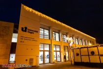 Siegen Weihnachtsmarkt 2022 - Am Schlossplatz am Unteren Schloss befinden sich die Stände. Hier ist ein Teil der Universität. • © ummeteck.de - Schön