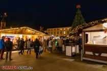 Siegener Weihnachtsmarkt 2022 - Siegen in NRW - Ein großer Weihnachtsbaum in der Mitte des Weihnachtsmarktes. • © ummeteck.de - Schön