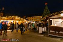 Ein großer Weihnachtsbaum in der Mitte des Weihnachtsmarktes. • © ummeteck.de - Schön