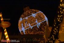 Eine überdimensionale Weihnachtsbaum-Kugel in Siegen. • © ummeteck.de - Schön